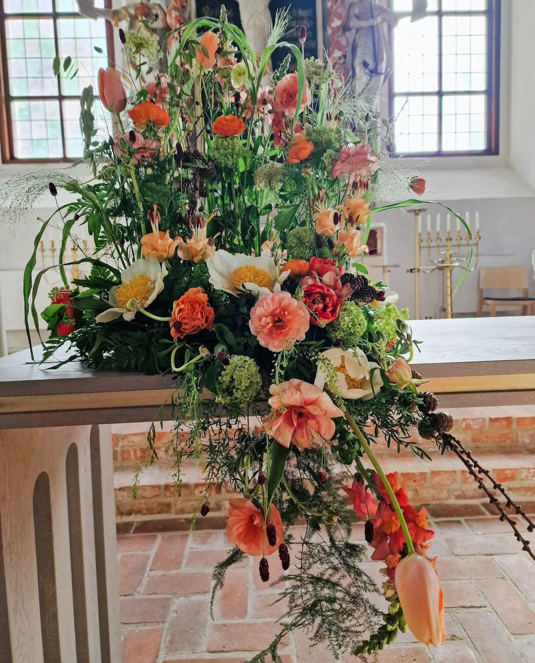 Blomsterbukett med gröna, oranga och vita blommor